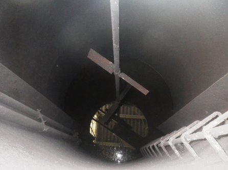 ①凝集沈殿槽 清掃前