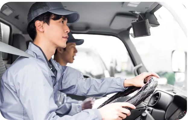 トラックに乗る社員の様子